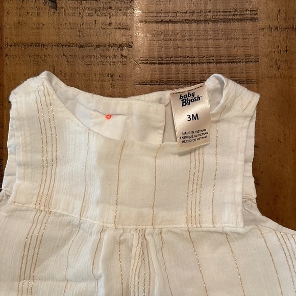 0-3M Baby Oshkosh bgosh white and gold top - Picture 2 of 3